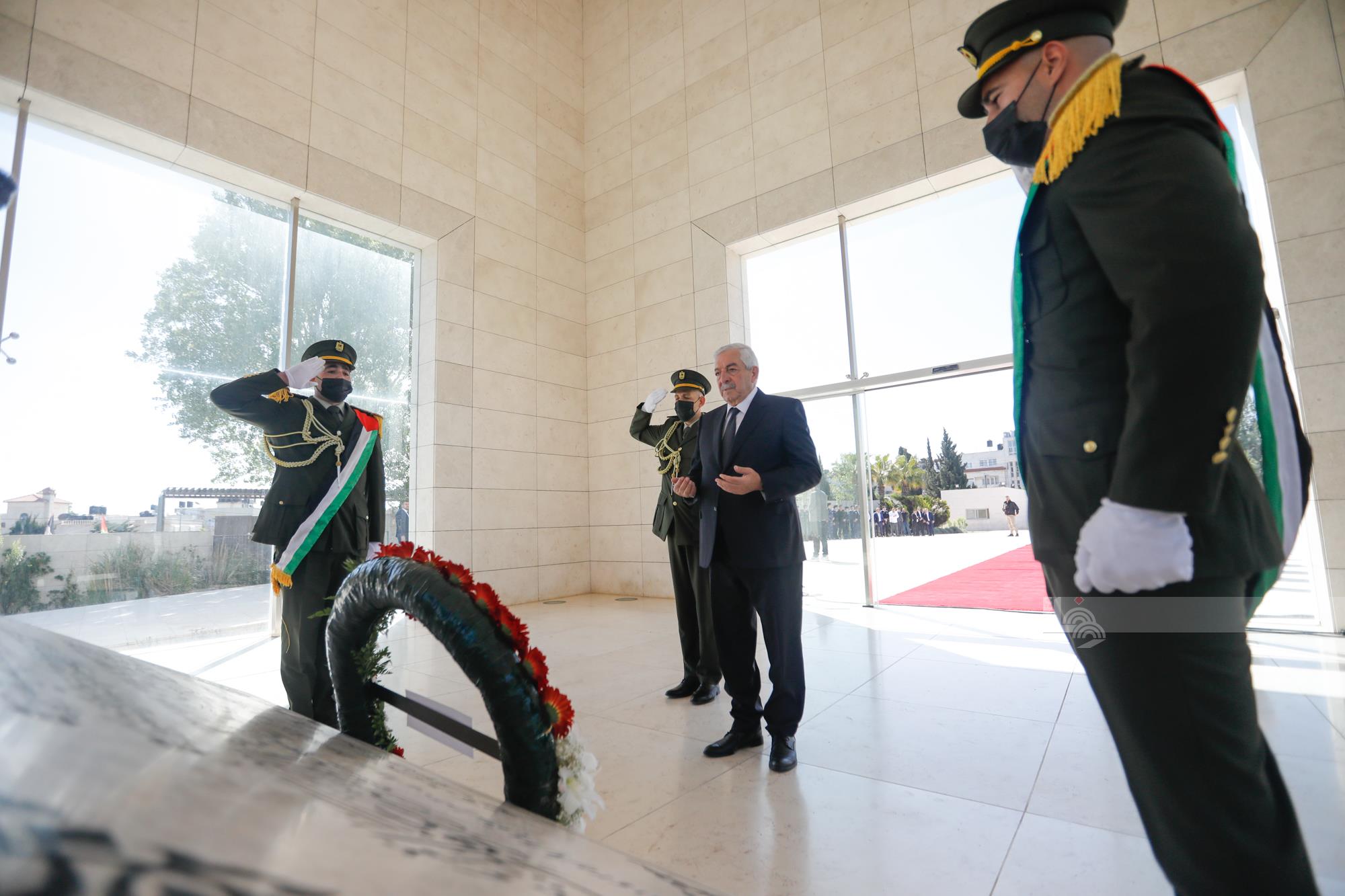 نيابة عن الرئيس.. العالول يضع إكليلا من الزهور على ضريح الرئيس الشهيد ياسر عرفات. (تصوير محمد أبو زيد/وفا)